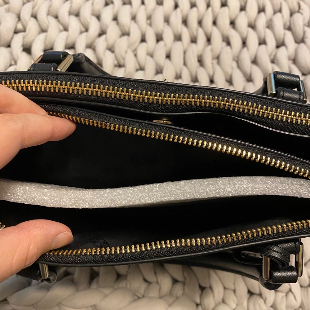 Tory Burch double zip Robinson stitched tote - Picture 8 of 9